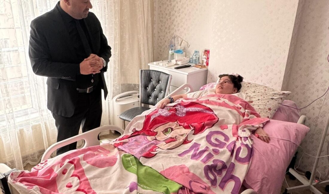 Pursaklar Belediye Başkanı Ertuğrul Çetin, evde tedavi gören vatandaşları ziyaret