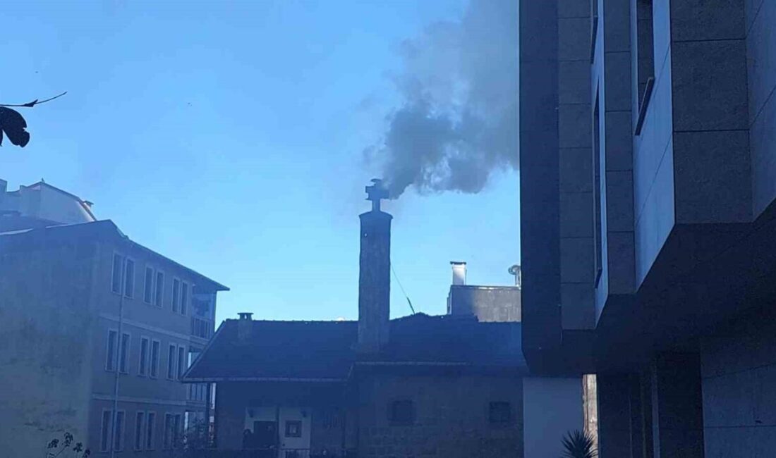 Rize şehri, bir işletmenin bacasında çıkan yangın nedeniyle duman altında