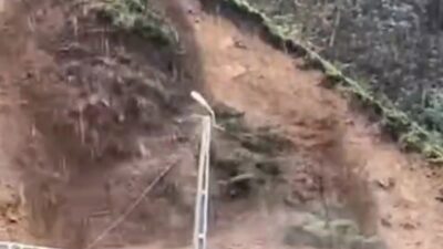 Rize’nin Ardeşen ilçesinde meydana gelen yoğun yağışlar, Köprü köyünde toprak