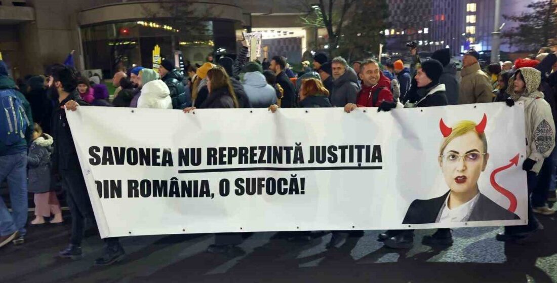 Romanya’nın başkenti Bükreş’te yaklaşık 10 bin kişi, yargıdaki usulsüzlükleri protesto