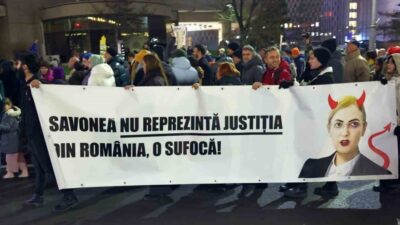 Romanya’nın başkenti Bükreş’te yaklaşık 10 bin kişi, yargıdaki usulsüzlükleri protesto
