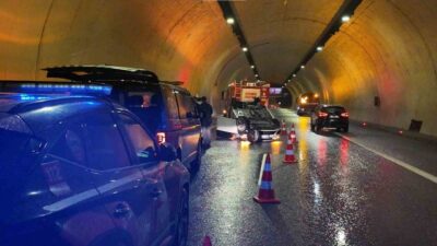 Üsküdar’da Tantavi Tüneli’nde, Kısıklı-Ümraniye istikametinde meydana gelen trafik kazasında bir