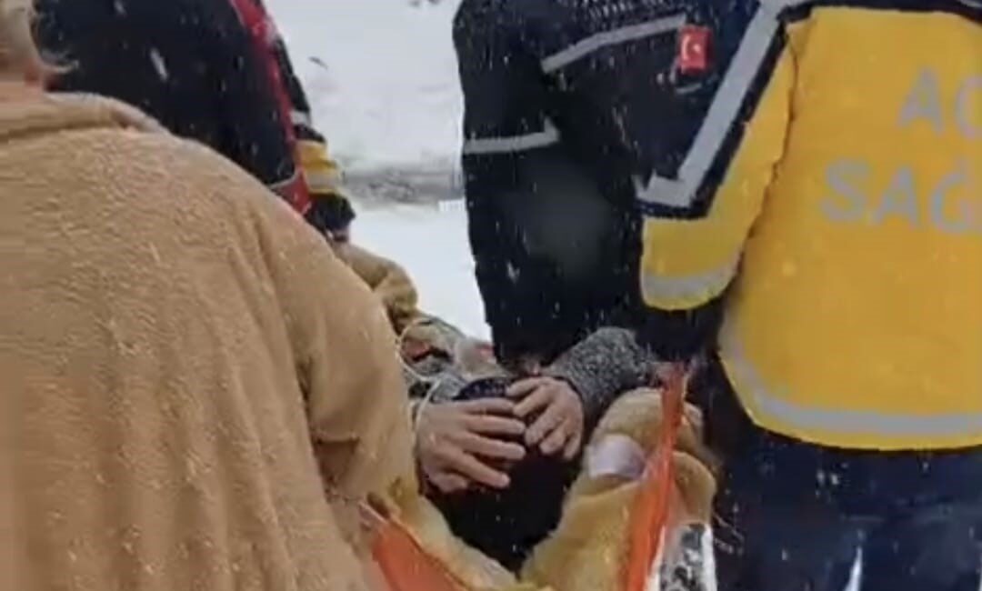 Bartın’da kar yüksekliği 1 metreyi aşan kesimlerde sağlık ekipleri, ev