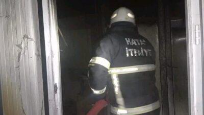Hatay’ın Samandağ ilçesindeki bir konteynerde başlayan yangın, çevredeki diğer konteynerlere