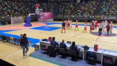 Samsun’da düzenlenen bir basketbol maçında, iddiaya göre, öğretmen olan bir
