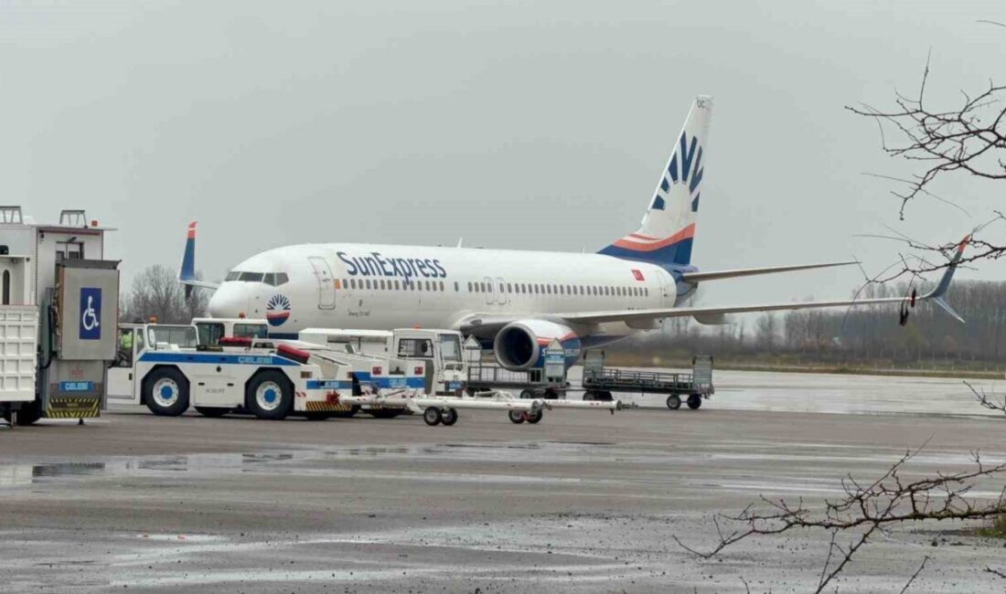SunExpress’e ait bir yolcu uçağı, Samsun’dan İzmir’e gitmek üzere kalkışa