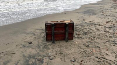 Samsun kıyılarına vuran bir sandık, polis ekipleri tarafından incelenmek üzere