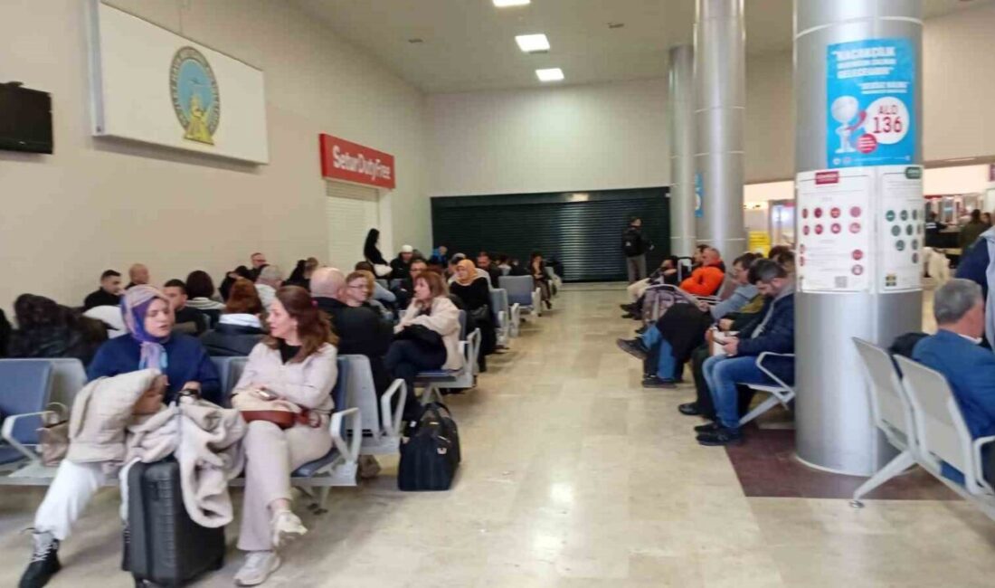 Samsun’dan kalkış için hazırlanan SunExpress’e ait bir yolcu uçağı, İzmir’e