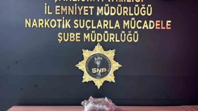 Şanlıurfa’da polis ekipleri tarafından yakalanan bir şahsın üzerinde ve evinde