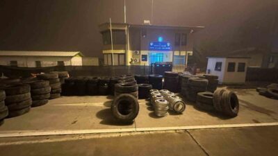 Şanlıurfa’da jandarma ekipleri, Karaköprü ilçesinde yol kontrolü sırasında durdurdukları bir