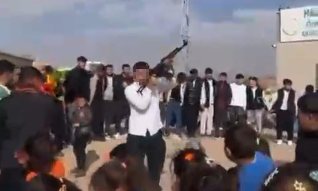 Şanlıurfa’nın kırsal kesimindeki bir köy düğününde, bir kişinin uzun namlulu