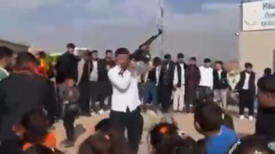Şanlıurfa’nın kırsal kesimindeki bir köy düğününde, bir kişinin uzun namlulu
