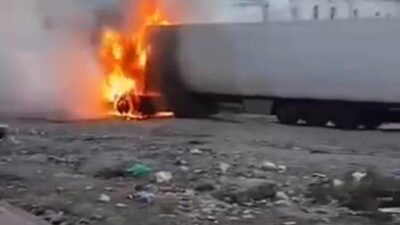 Birecik ilçesinde bir kadın sürücü, alev alan bir tırın yanına