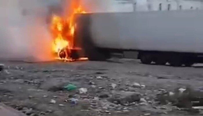 Birecik ilçesinde bir kadın sürücü, alev alan bir tırın yanına