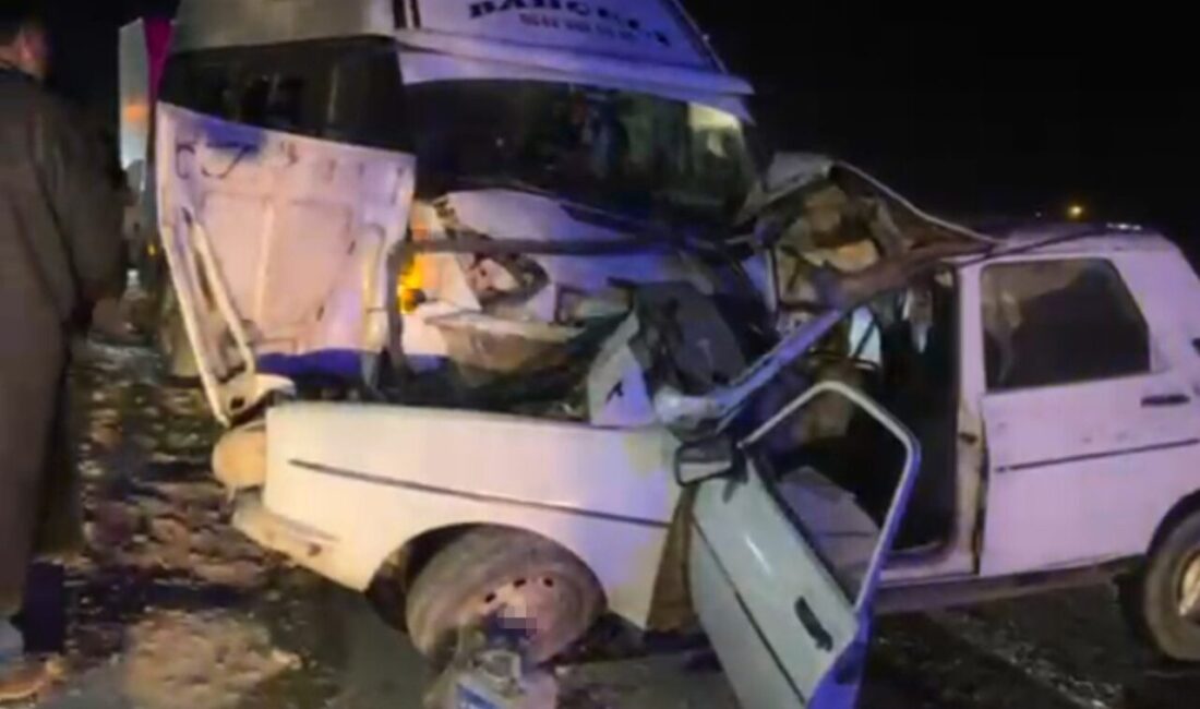 Şanlıurfa’nın Akçakale ilçesinde meydana gelen trafik kazasında, otomobil ile minibüs