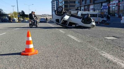 Şanlıurfa’da meydana gelen trafik kazasında iki otomobil çarpıştı ve 4