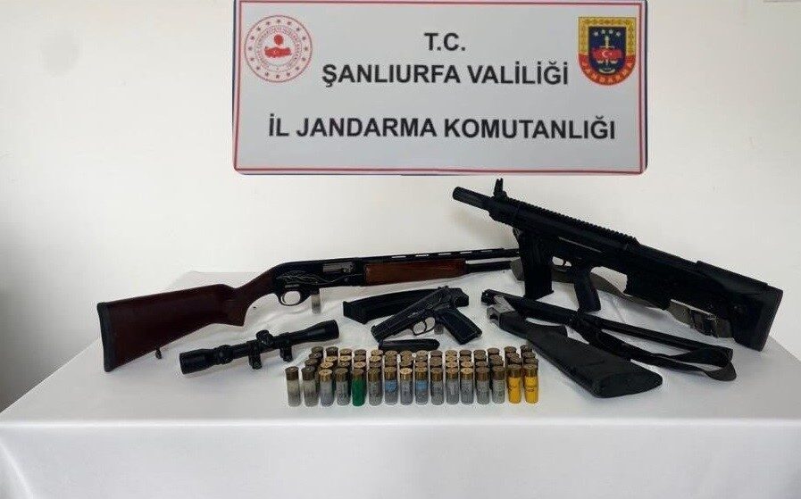 Şanlıurfa’da düzenlenen operasyonda çok sayıda ruhsatsız silah ele geçirilirken, 4