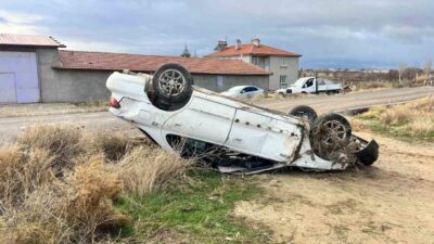Afyonkarahisar’da bir aracın sürücüsü, Bolvadin ilçesi Dipevler köyü yakınlarında yoldan