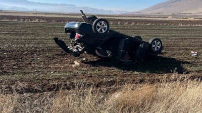 Afyonkarahisar’ın Şuhut ilçesinde meydana gelen trafik kazasında, aracın şarampole devrilmesi