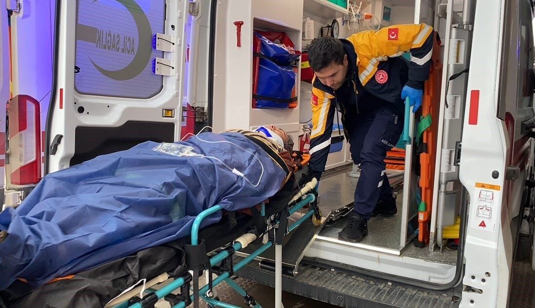 Adıyaman’da, bir sürücünün kontrolünden çıkarak şarampole devrilen otomobilde 3 kişi