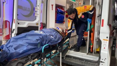 Adıyaman’da, bir sürücünün kontrolünden çıkarak şarampole devrilen otomobilde 3 kişi