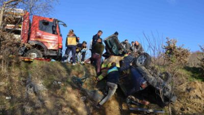 Manisa’nın Demirci ilçesinde meydana gelen bir trafik kazasında sürücü yaralandı,