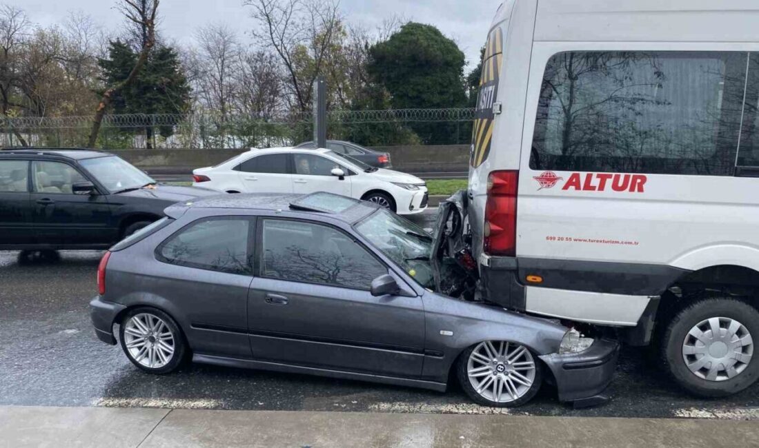 Sarıyer’de bir otomobil yağış nedeniyle kayganlaşan yolda kontrolden çıkarak park