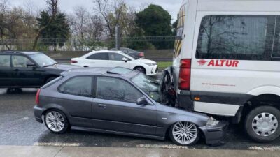 Sarıyer’de bir otomobil yağış nedeniyle kayganlaşan yolda kontrolden çıkarak park