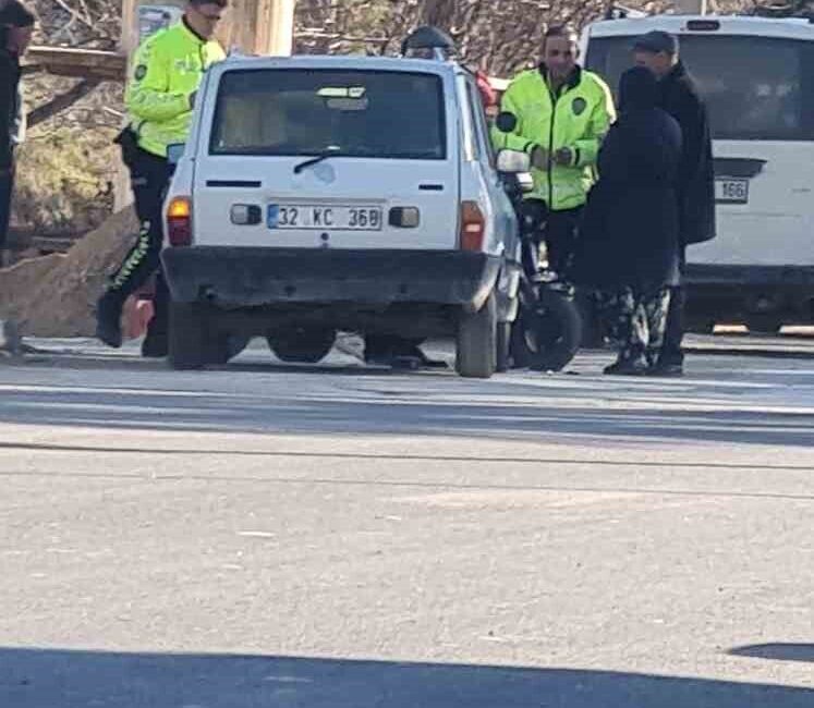 Şarkikaraağaç ilçesinde, elektrikli bisiklet ile otomobilin çarpışması sonucu meydana gelen