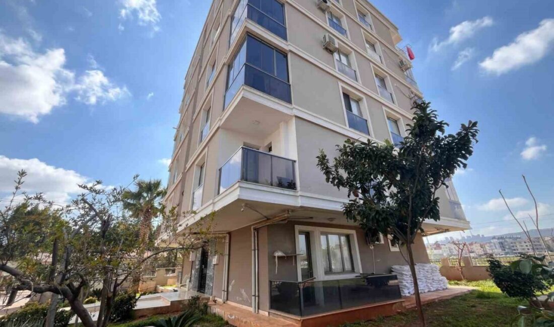 Antalya’da, eşi Sevcan Demir Sakman’ı satırla öldürdüğü iddiasıyla tutuklu olarak