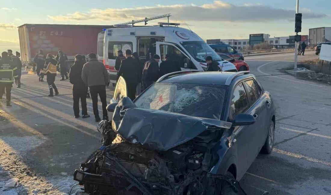 Afyonkarahisar’da meydana gelen trafik kazasında, bir servis aracı ile otomobilin