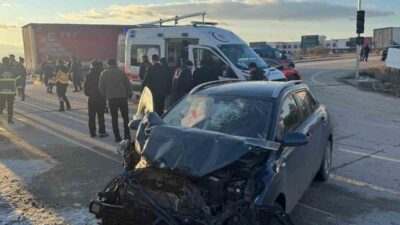 Afyonkarahisar’da meydana gelen trafik kazasında, bir servis aracı ile otomobilin