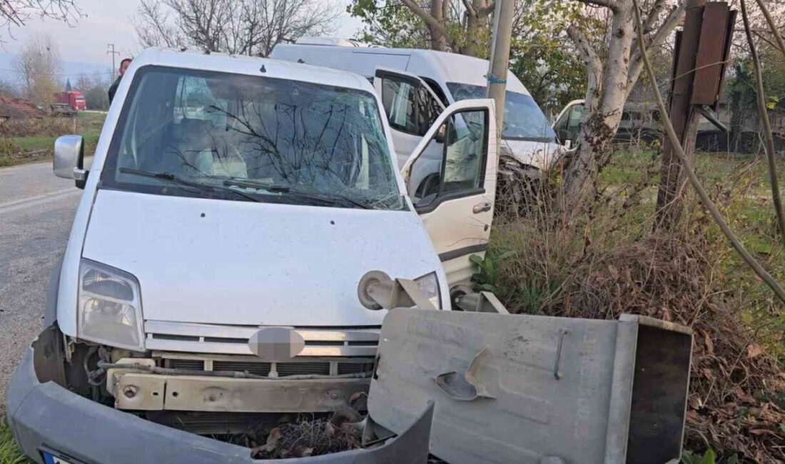 İnegöl ilçesinde meydana gelen trafik kazasında servis minibüsü ile hafif