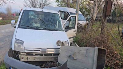 İnegöl ilçesinde meydana gelen trafik kazasında servis minibüsü ile hafif