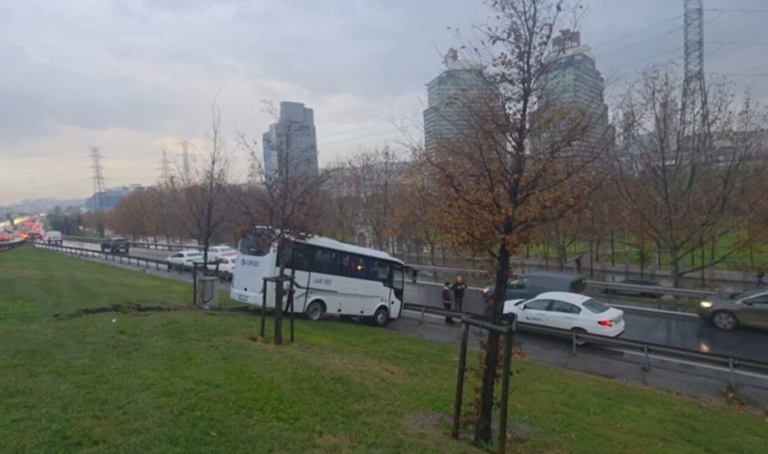 Esenyurt’ta bir servis minibüsü, şoförün direksiyon hakimiyetini kaybetmesi sonucu bariyerlere