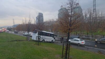 Esenyurt’ta bir servis minibüsü, şoförün direksiyon hakimiyetini kaybetmesi sonucu bariyerlere