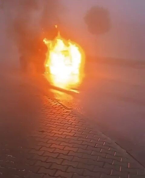 Besni ilçesinde seyir halindeki bir araç, bilinmeyen bir sebepten dolayı