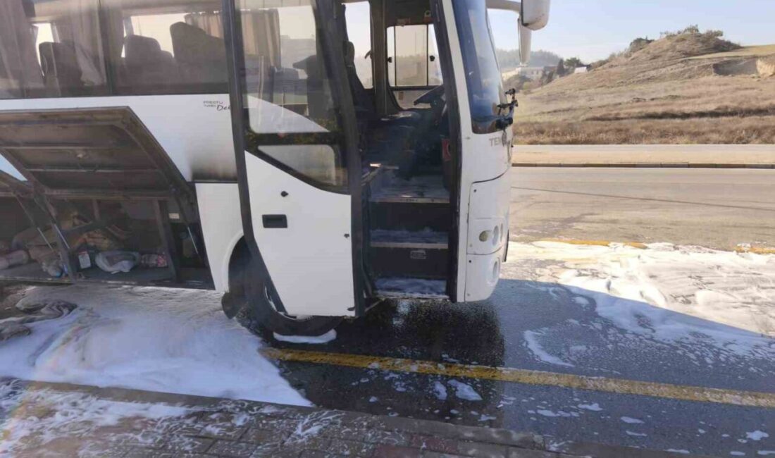Denizli’de bir işçi servis midibüsü, seyir halindeyken motor kısmından alev