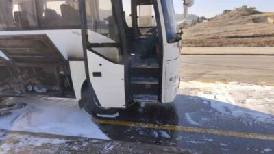 Denizli’de bir işçi servis midibüsü, seyir halindeyken motor kısmından alev
