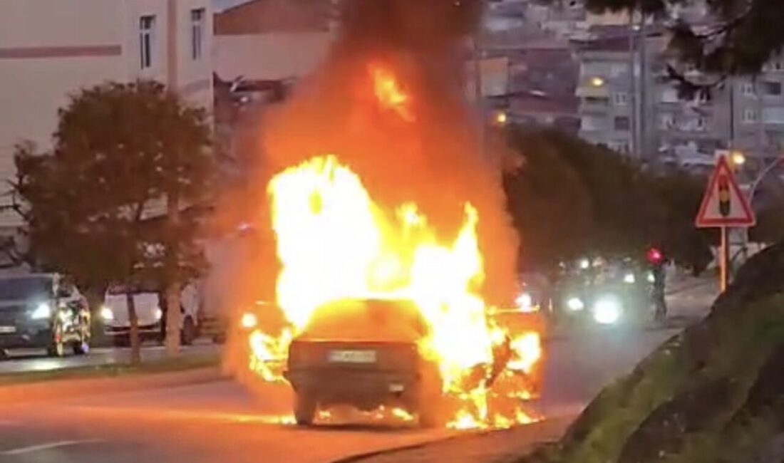 Samsun’da seyir halindeyken çıkan yangın sonucu otomobil kullanılamaz hale geldi.