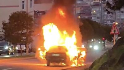 Samsun’da seyir halindeyken çıkan yangın sonucu otomobil kullanılamaz hale geldi.