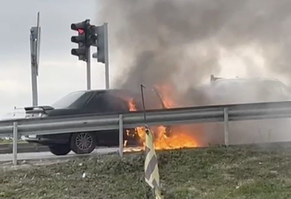 Kapaklı ilçesinde seyir halindeki bir araç aniden alev aldı. Olay