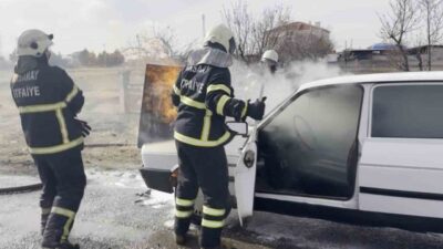 Aksaray ilinde seyir halinde olan bir aracın motor kısmında çıkan