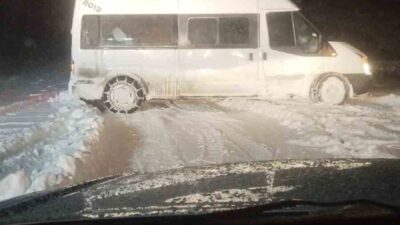 Siirt’in Pervari ilçesinde kar ve tipi nedeniyle mahsur kalan yolcu
