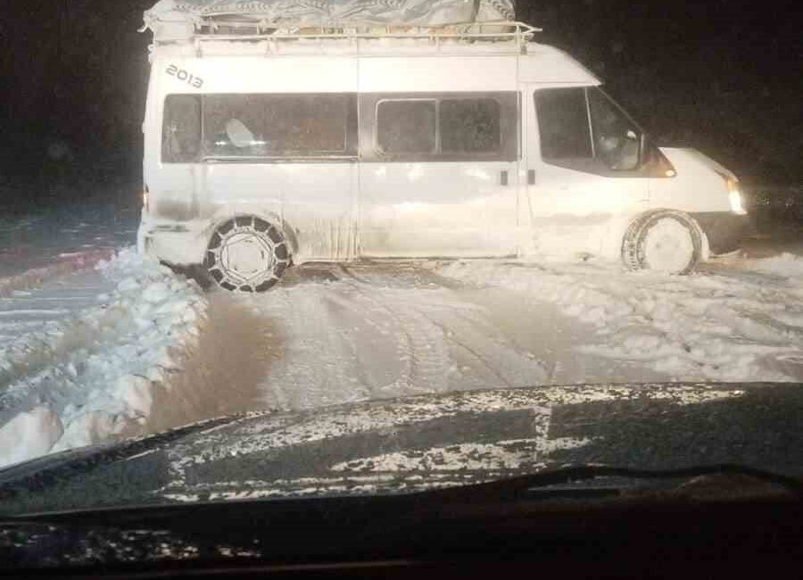 Siirt’in Pervari ilçesinde kar ve tipi nedeniyle mahsur kalan yolcu