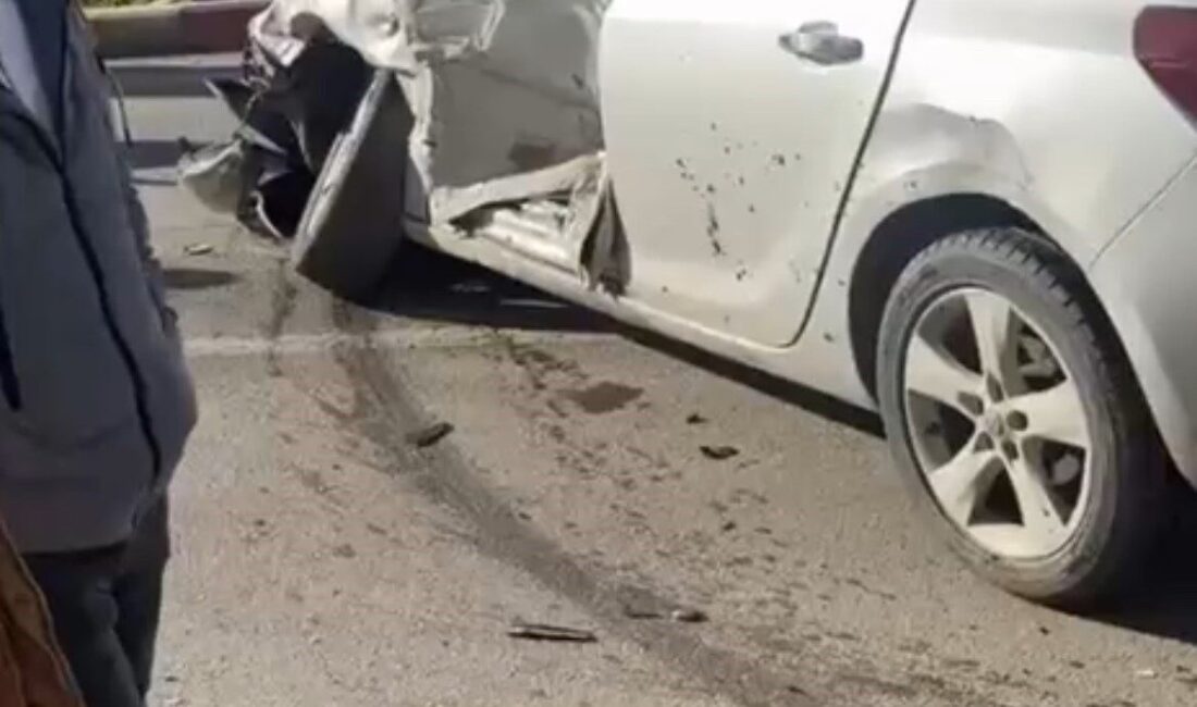 Siirt, Hükümet Bulvarı Caddesi’nde meydana gelen trafik kazasında, adliye ışıklarında