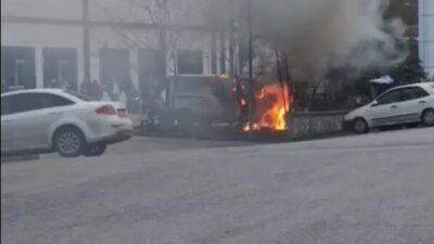 Şile Devlet Hastanesi önünde seyir halindeki bir araçta yangın çıktı