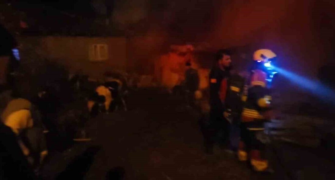 Balıkesir’in Sındırgı ilçesinde bir evin alt katında çıkan yangın, itfaiye