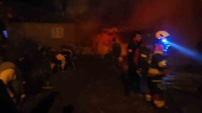 Balıkesir’in Sındırgı ilçesinde bir evin alt katında çıkan yangın, itfaiye