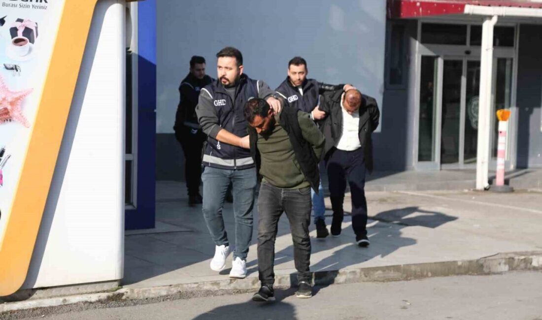 Adana’da göçmen kaçakçılığı yaptığı belirlenen bir şebekeye yönelik gerçekleştirilen operasyonda